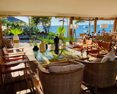 Tribu Beach Club med havet som bakgrund