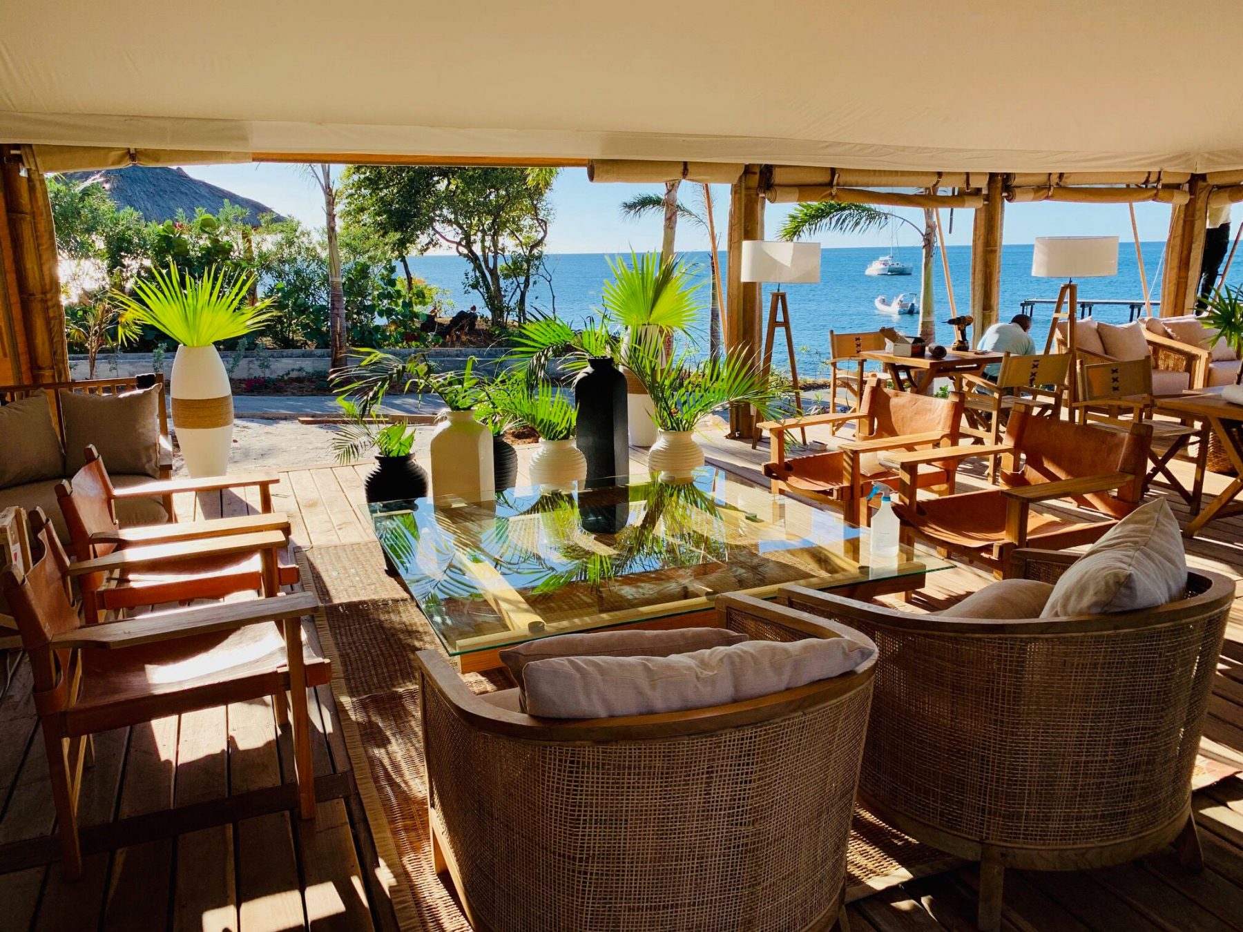 Tribu Beach Club med havet som bakgrund